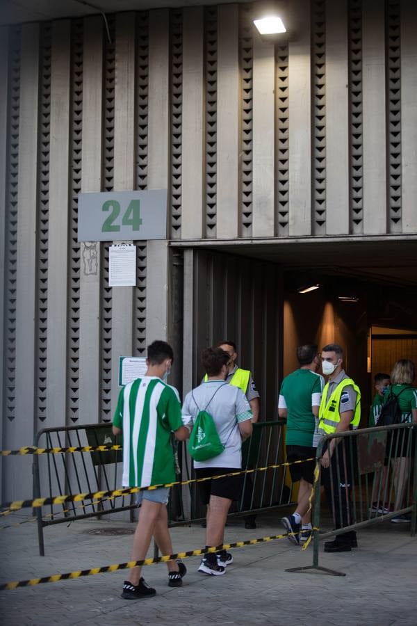 Aficionados verdiblancos en las inmediaciones del estadio Benito Villamarín