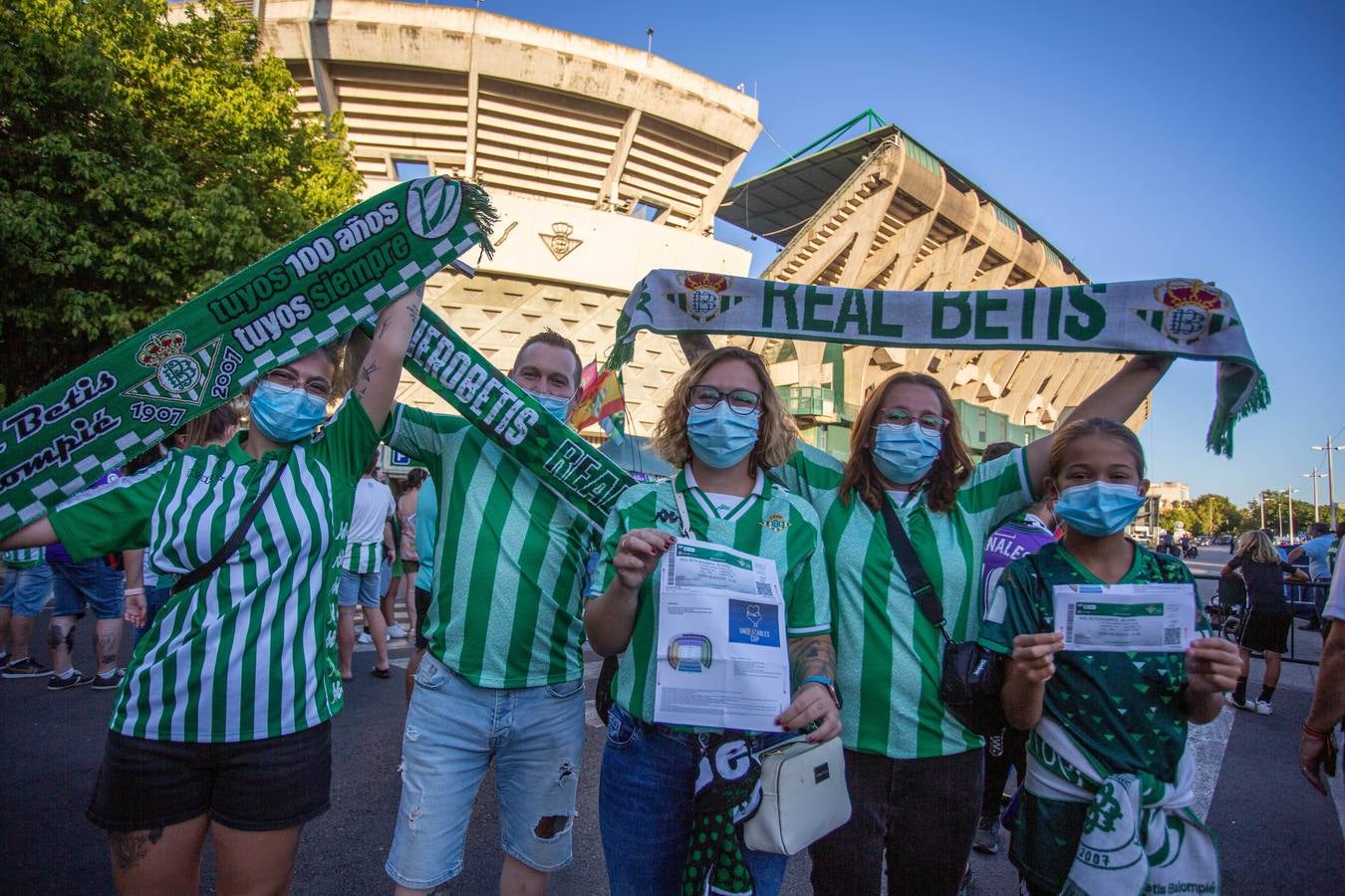 Aficionados verdiblancos en las inmediaciones del estadio Benito Villamarín