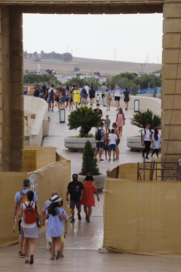 Los turistas durantela ola de calor en Córdoba, en imágenes