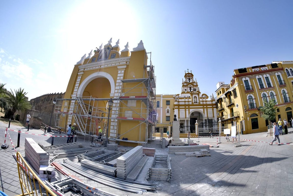 El Arco de la Macarena rodeado de andamios para las obras de restauración