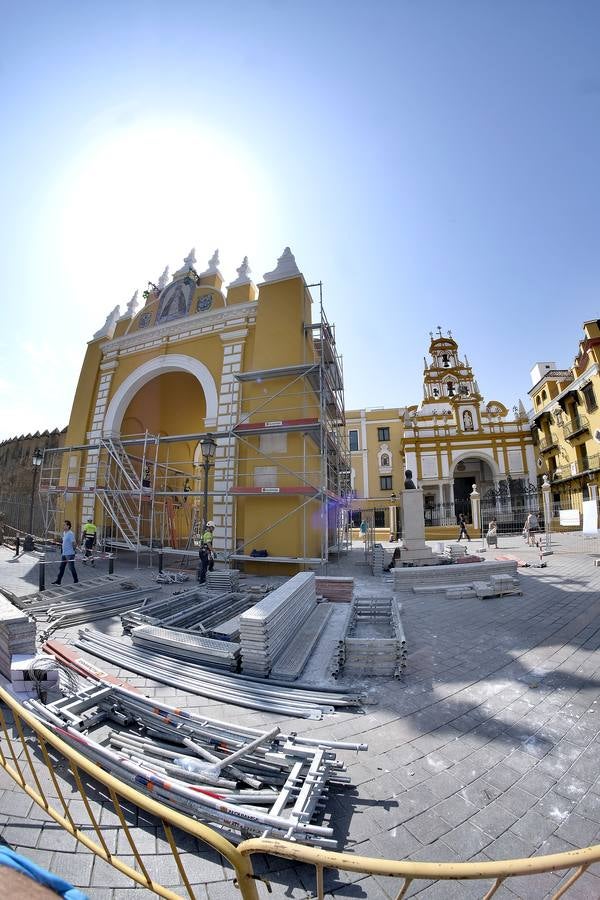 El Arco de la Macarena rodeado de andamios para las obras de restauración