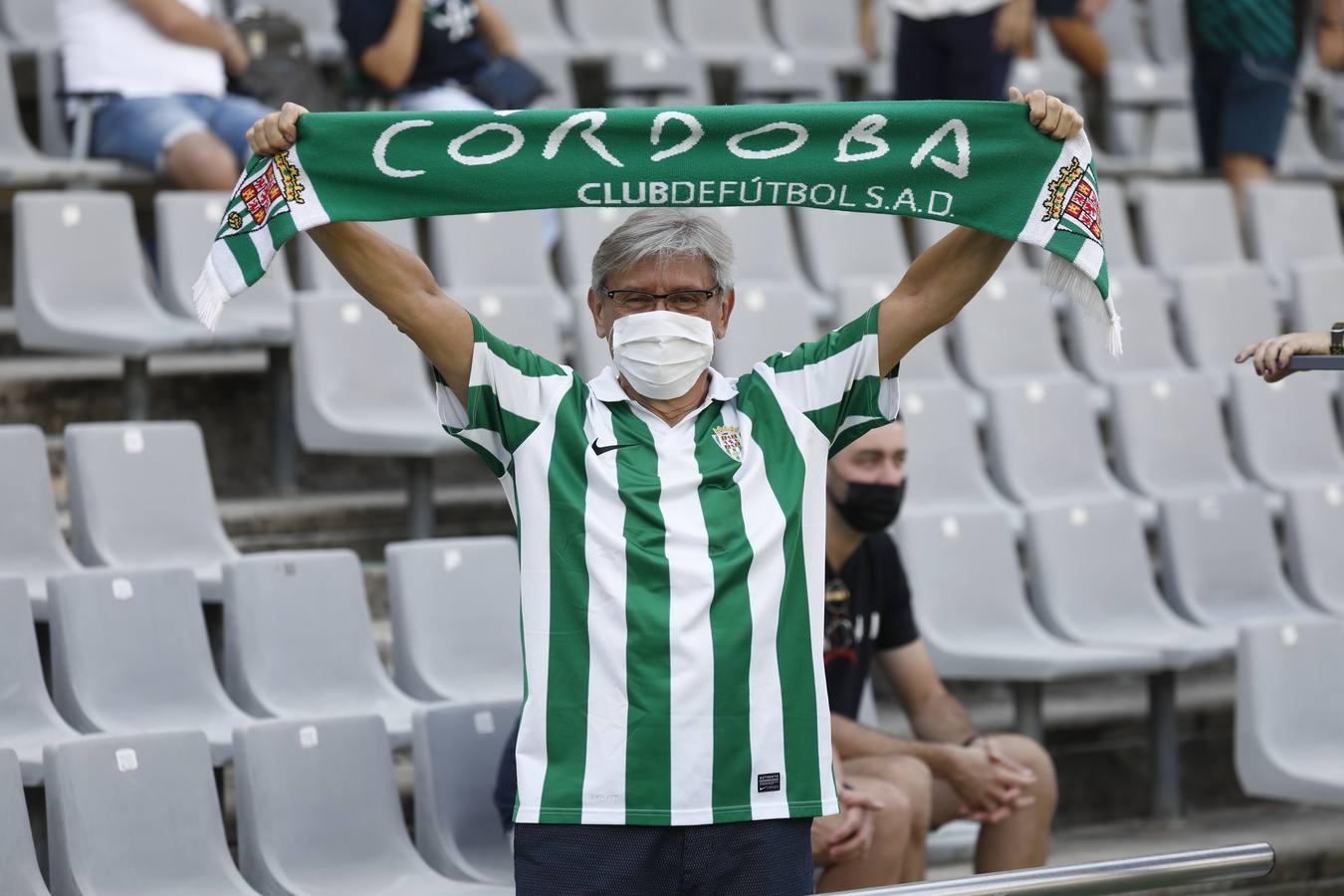 El regreso masivo del público a la grada del Arcángel en el Córdoba CF - Cádiz B, en imágenes