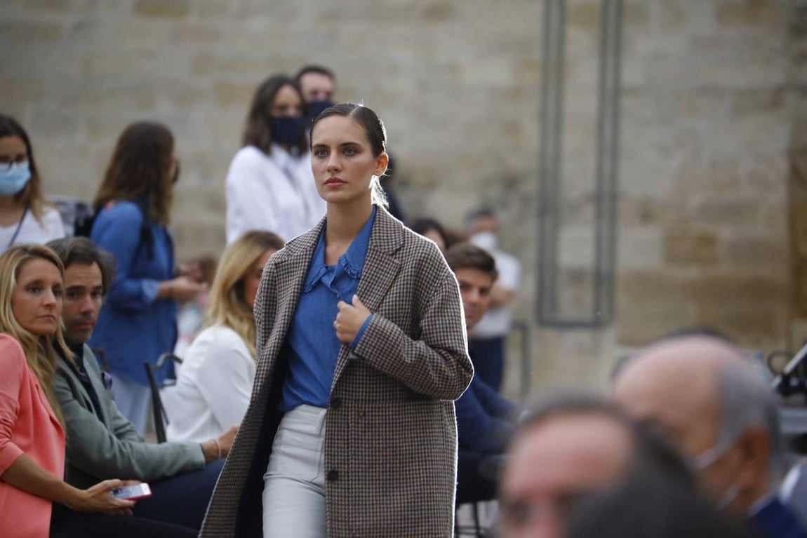 El desfile solidario de Silbon en el Puente Romano de Córdoba, en imágenes