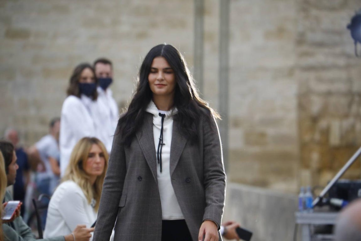 El desfile solidario de Silbon en el Puente Romano de Córdoba, en imágenes