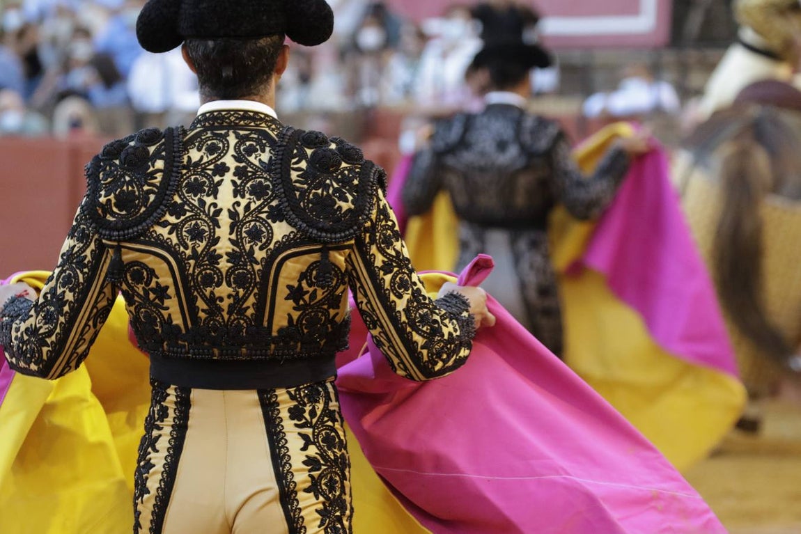 En imágenes: Urdiales firma su mejor faena en Sevilla y Manzanares corta una oreja