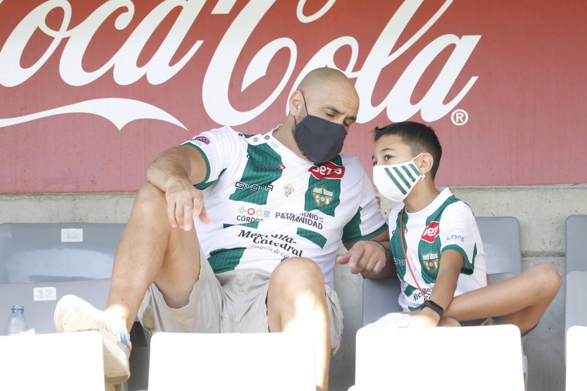 El ambiente en las gradas del Córdoba-San Fernando, en imágenes