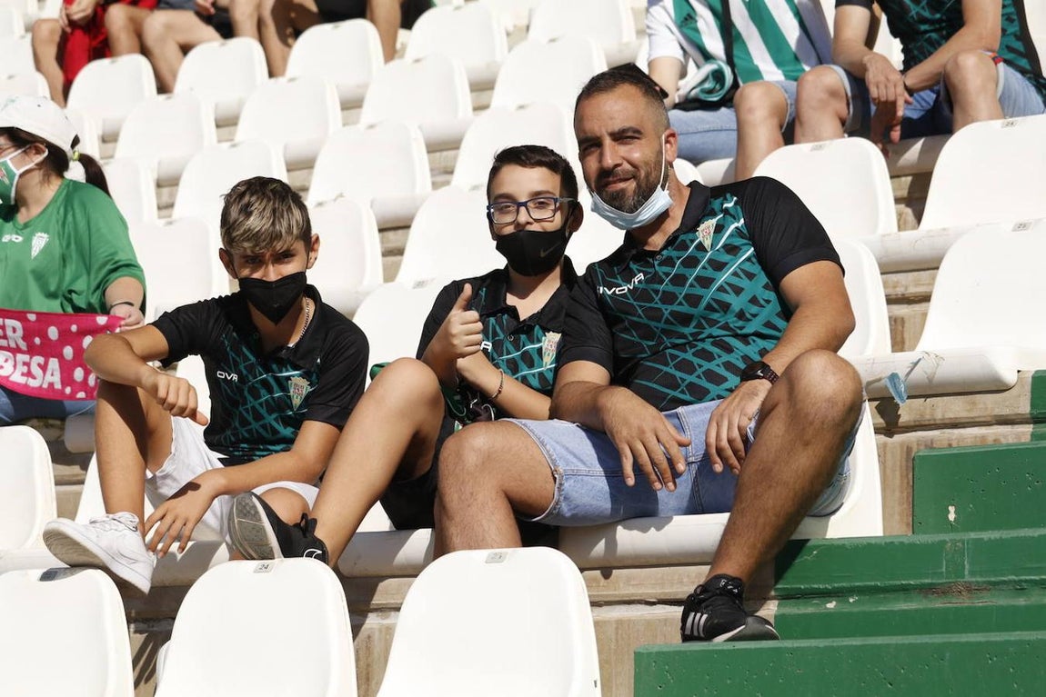 El ambiente en las gradas del Córdoba-San Fernando, en imágenes