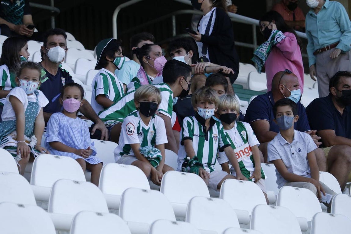 El ambiente en las gradas del Córdoba-San Fernando, en imágenes