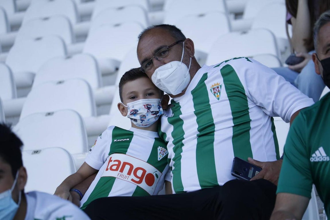 El ambiente en las gradas del Córdoba-San Fernando, en imágenes
