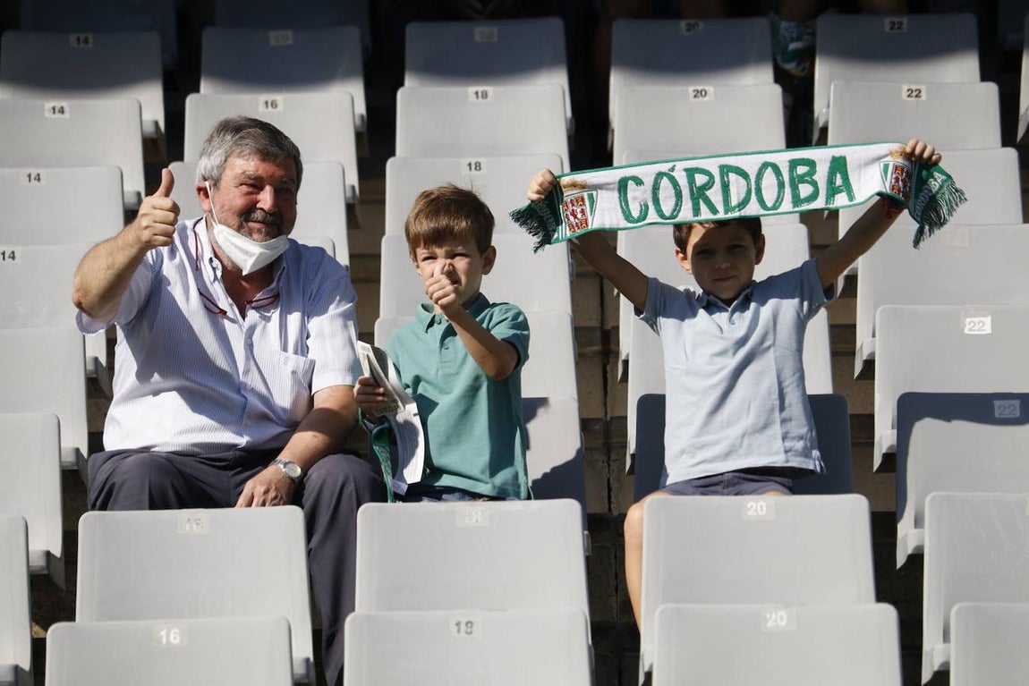 El ambiente en las gradas del Córdoba-San Fernando, en imágenes