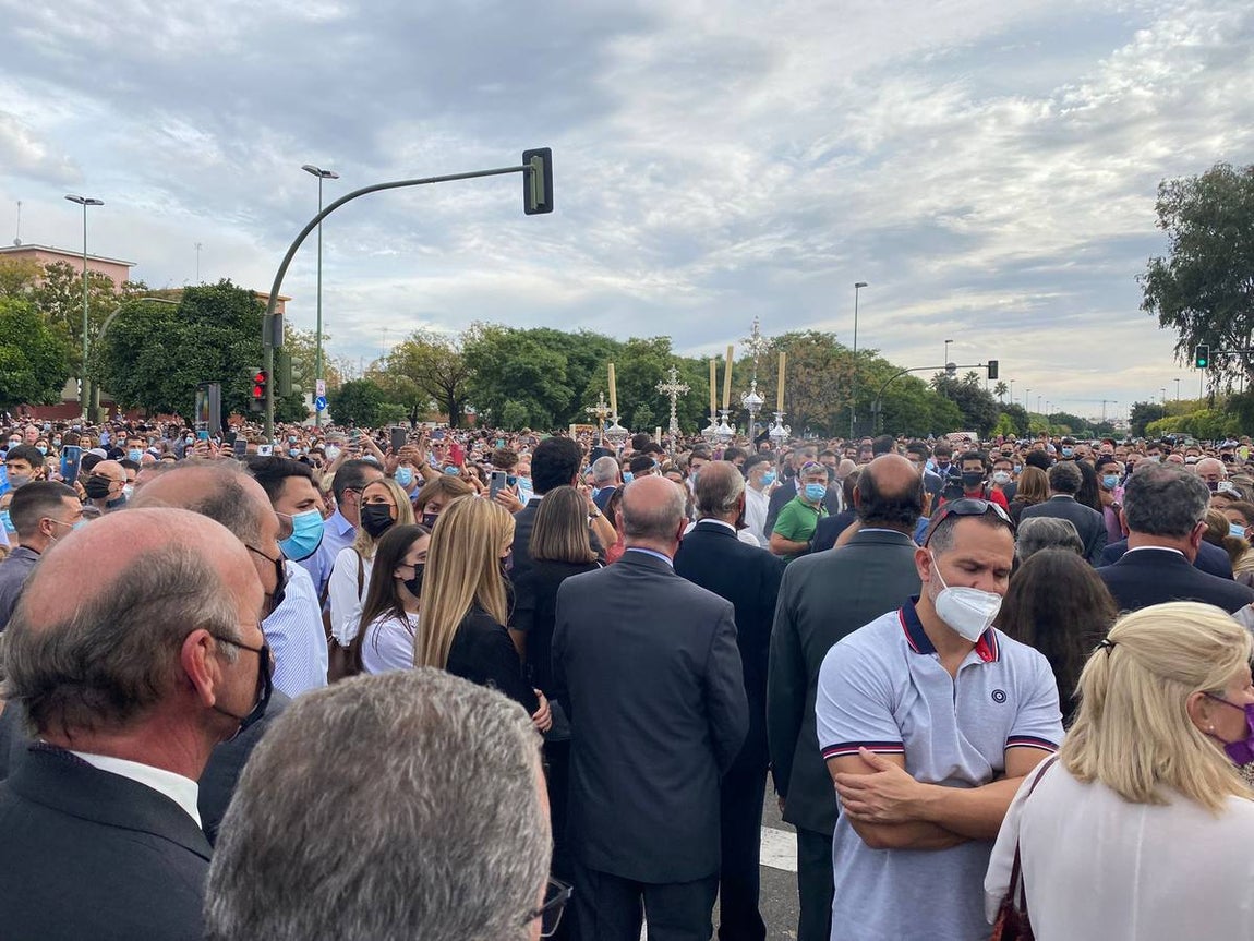 Salida del Gran Poder: Impresionante llegada del Señor a Tres Barrios, la espera termina