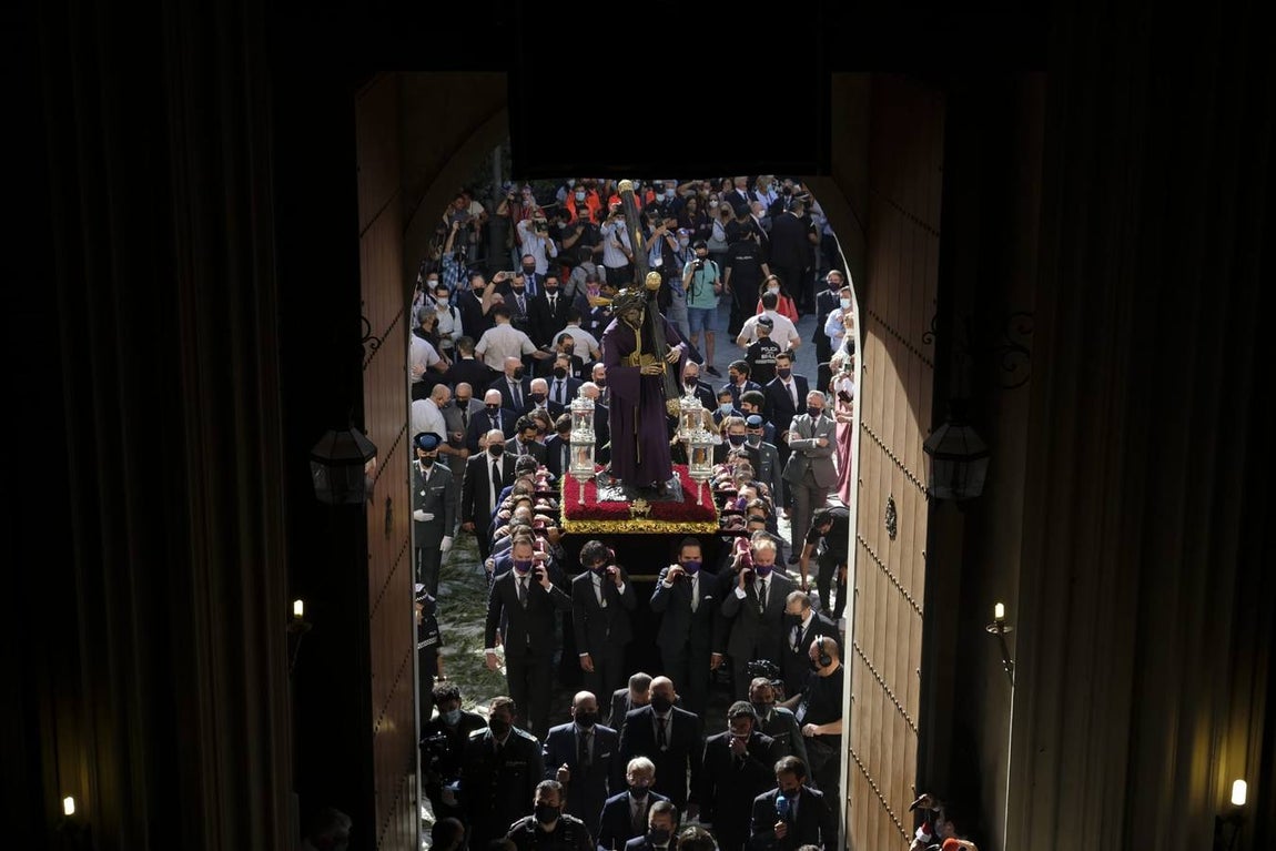 Salida del Gran Poder: El Señor llega a Los Gitanos