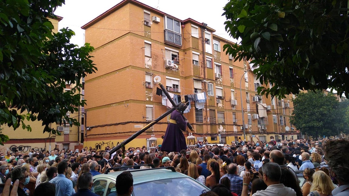 Salida del Gran Poder: Impresionante llegada del Señor a Tres Barrios, la espera termina