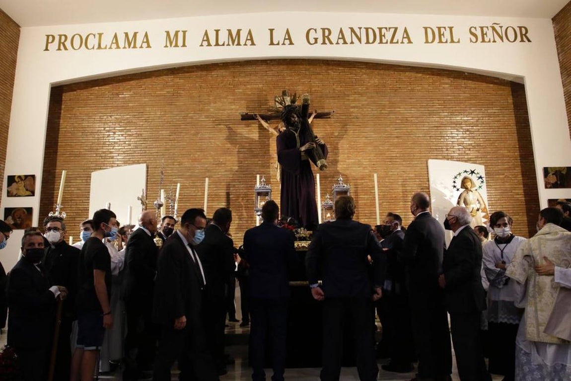 Salida del Gran Poder: Impresionante llegada del Señor a Tres Barrios, la espera termina