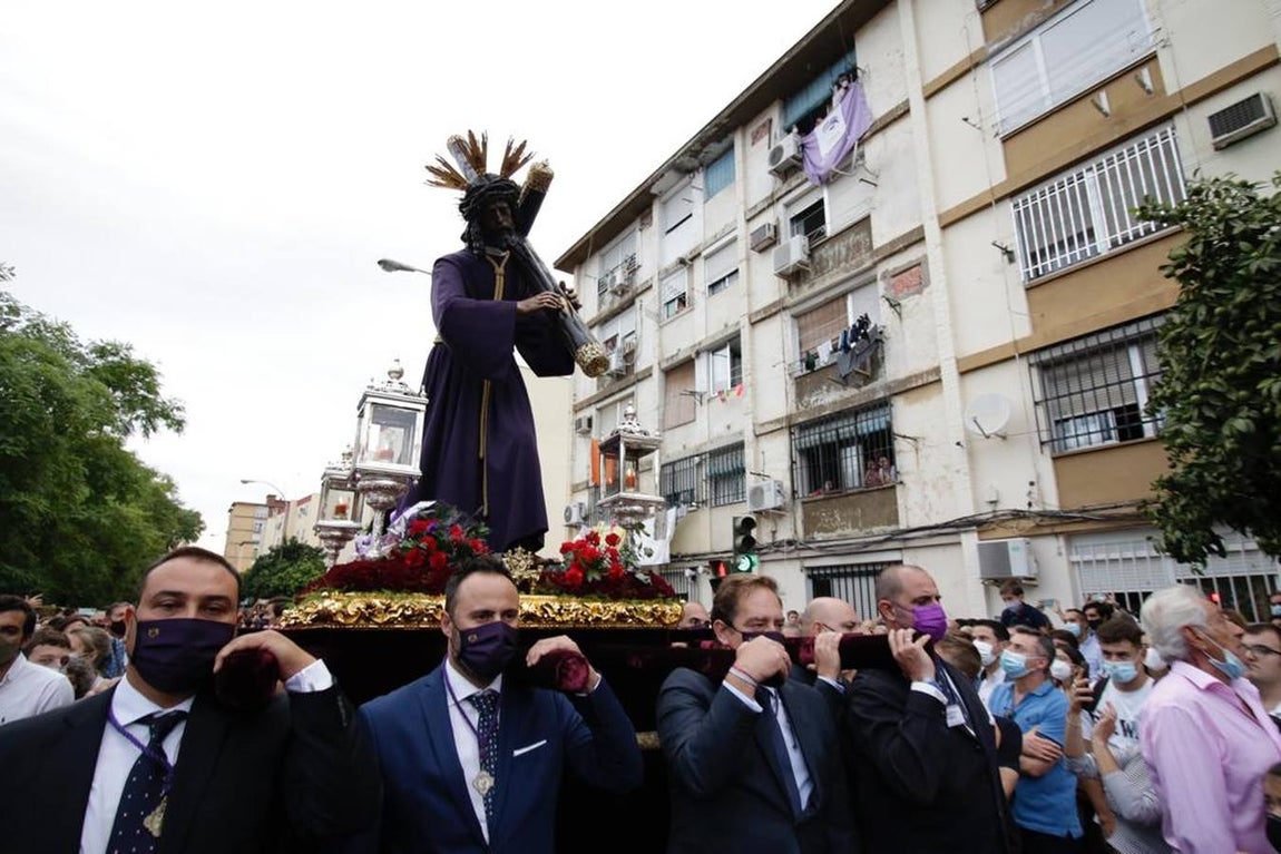Salida del Gran Poder: Impresionante llegada del Señor a Tres Barrios, la espera termina