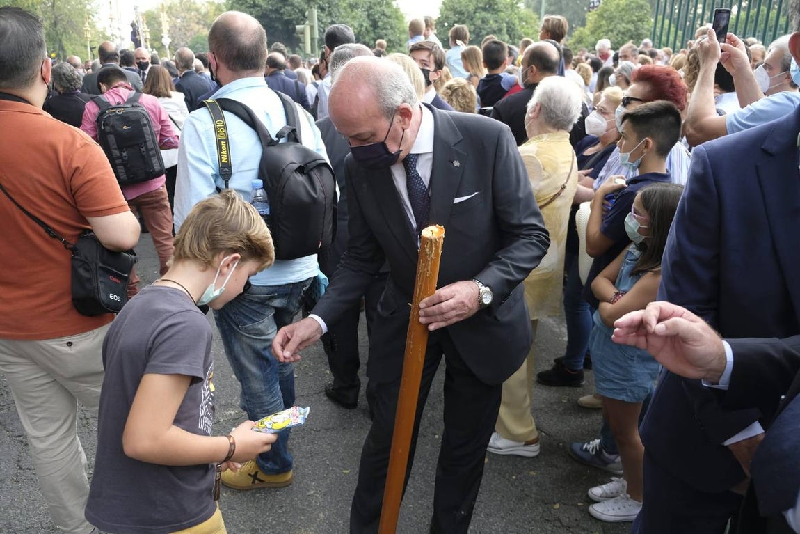 Salida del Gran Poder: Impresionante llegada del Señor a Tres Barrios, la espera termina