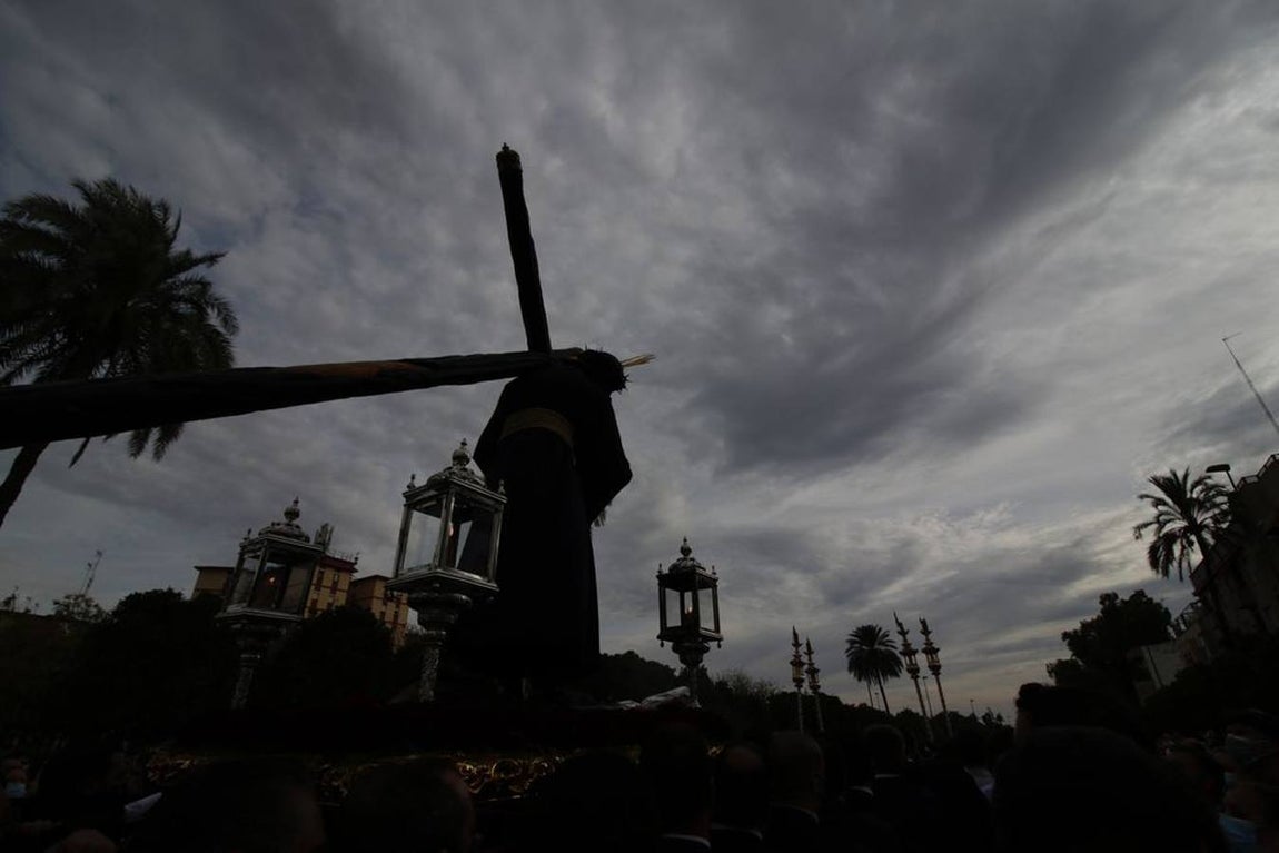 Salida del Gran Poder: Impresionante llegada del Señor a Tres Barrios, la espera termina