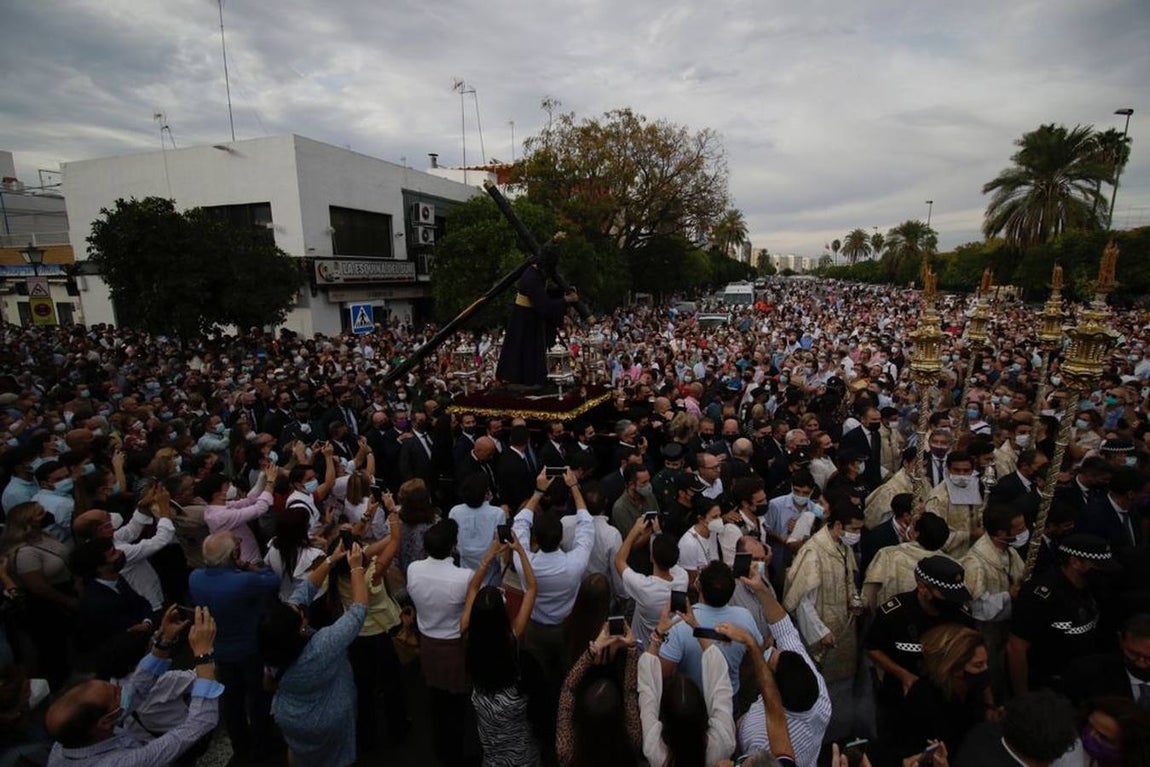 Salida del Gran Poder: Impresionante llegada del Señor a Tres Barrios, la espera termina