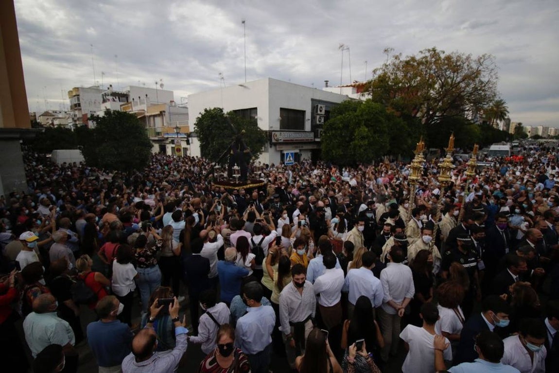 Salida del Gran Poder: Impresionante llegada del Señor a Tres Barrios, la espera termina