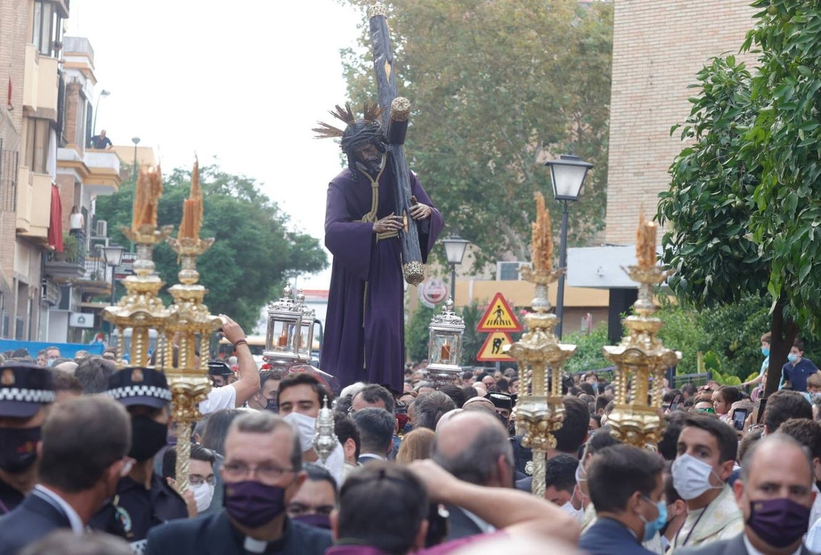 Salida del Gran Poder: Impresionante llegada del Señor a Tres Barrios, la espera termina
