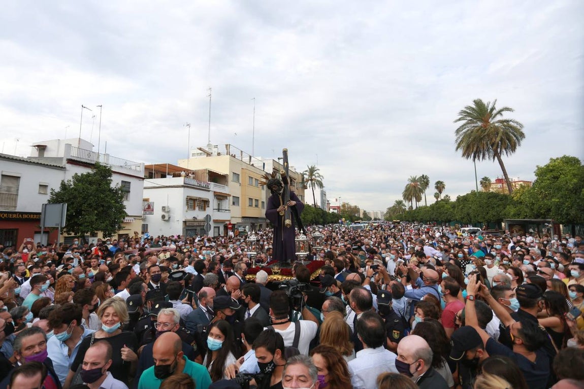 Salida del Gran Poder: Impresionante llegada del Señor a Tres Barrios, la espera termina