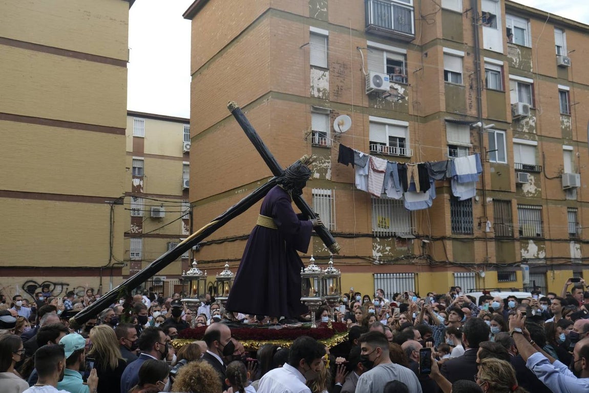 Salida del Gran Poder: Impresionante llegada del Señor a Tres Barrios, la espera termina