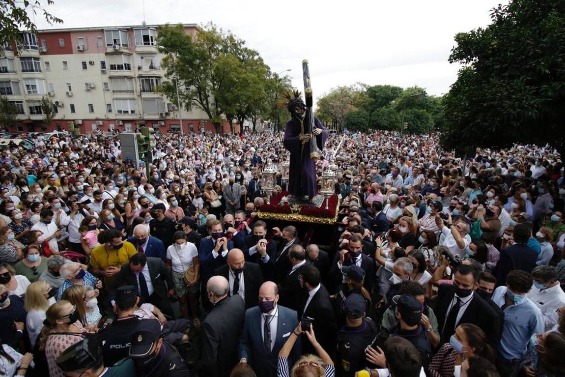Salida del Gran Poder: Impresionante llegada del Señor a Tres Barrios, la espera termina
