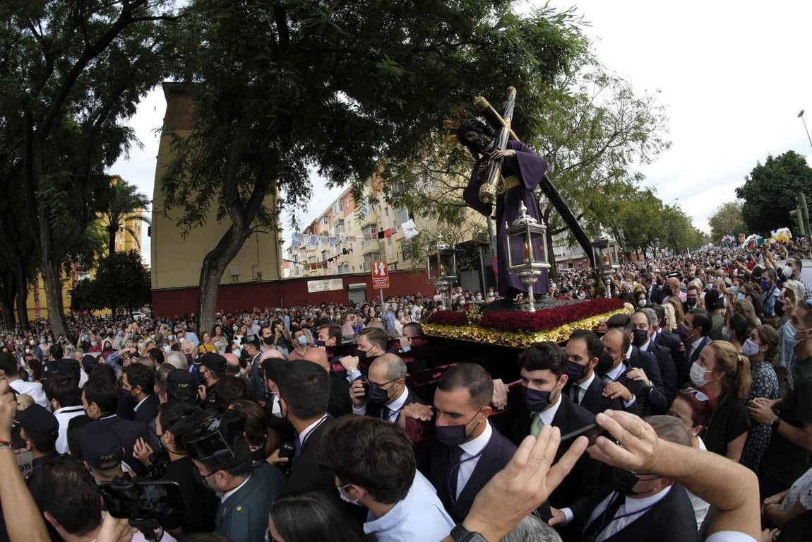 Salida del Gran Poder: Impresionante llegada del Señor a Tres Barrios, la espera termina