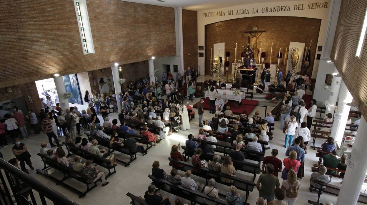 Nadie quiere faltar a su cita con el Gran Poder en la parroquia de la Blanca Paloma