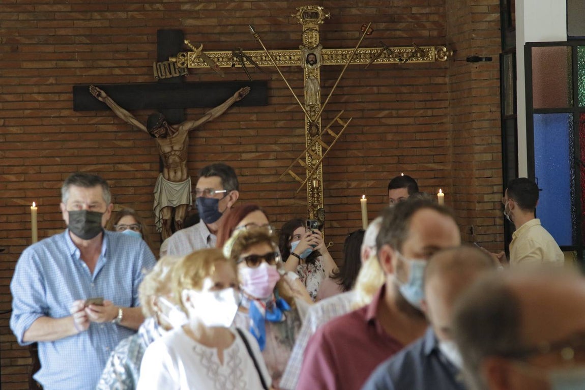 Nadie quiere faltar a su cita con el Gran Poder en la parroquia de la Blanca Paloma