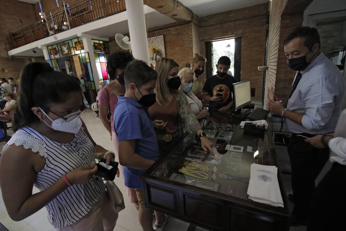 Nadie quiere faltar a su cita con el Gran Poder en la parroquia de la Blanca Paloma