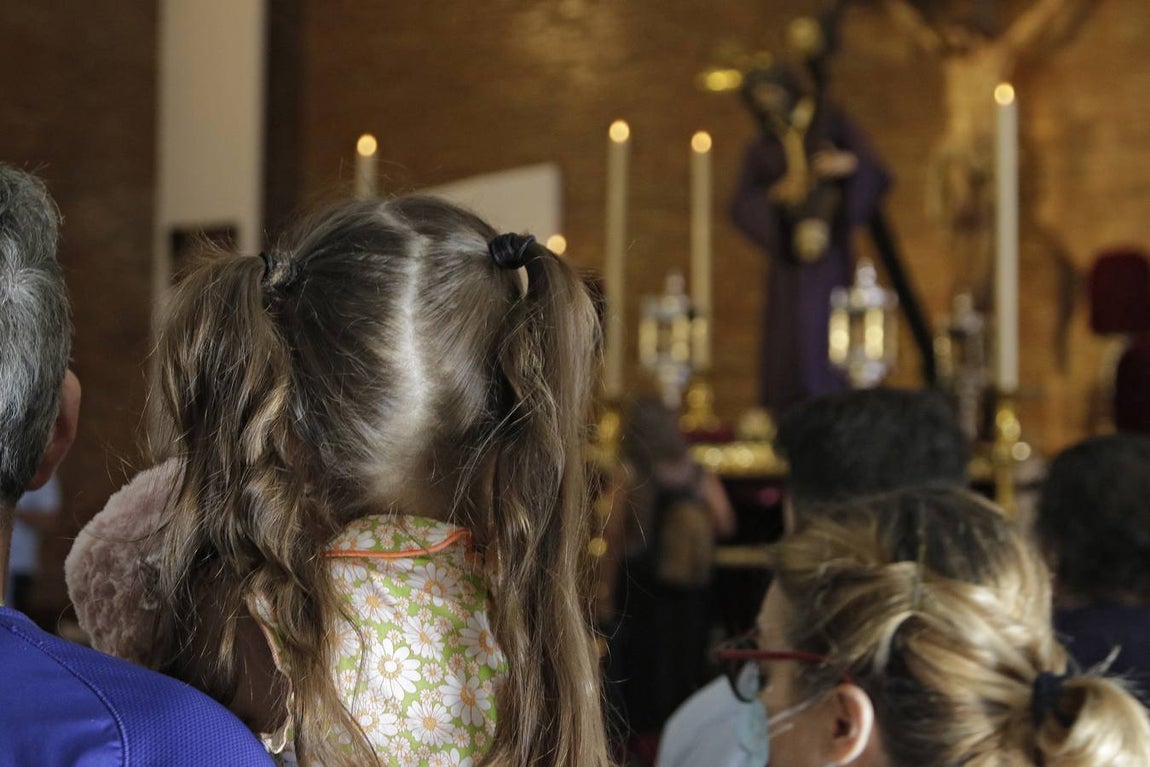 Nadie quiere faltar a su cita con el Gran Poder en la parroquia de la Blanca Paloma