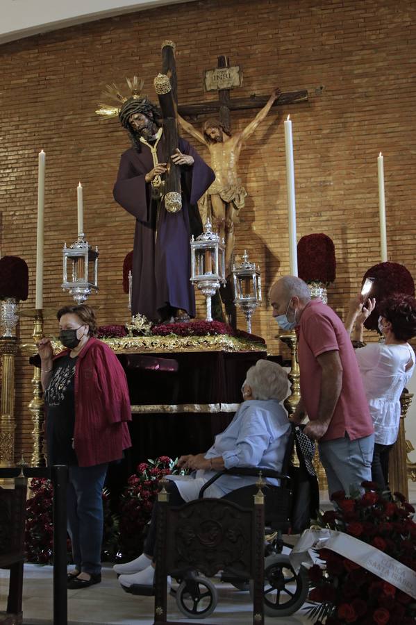 Nadie quiere faltar a su cita con el Gran Poder en la parroquia de la Blanca Paloma