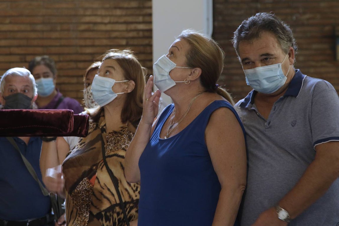 Nadie quiere faltar a su cita con el Gran Poder en la parroquia de la Blanca Paloma