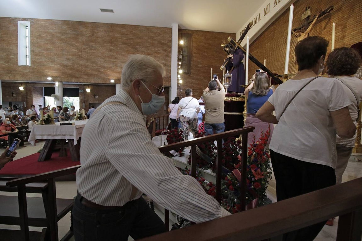 Nadie quiere faltar a su cita con el Gran Poder en la parroquia de la Blanca Paloma