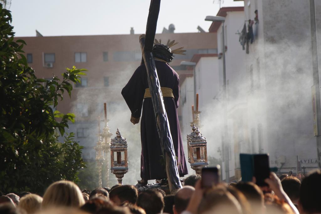 El Señor del Gran Poder recorre las zonas más humildes del barrio de los Pajaritos