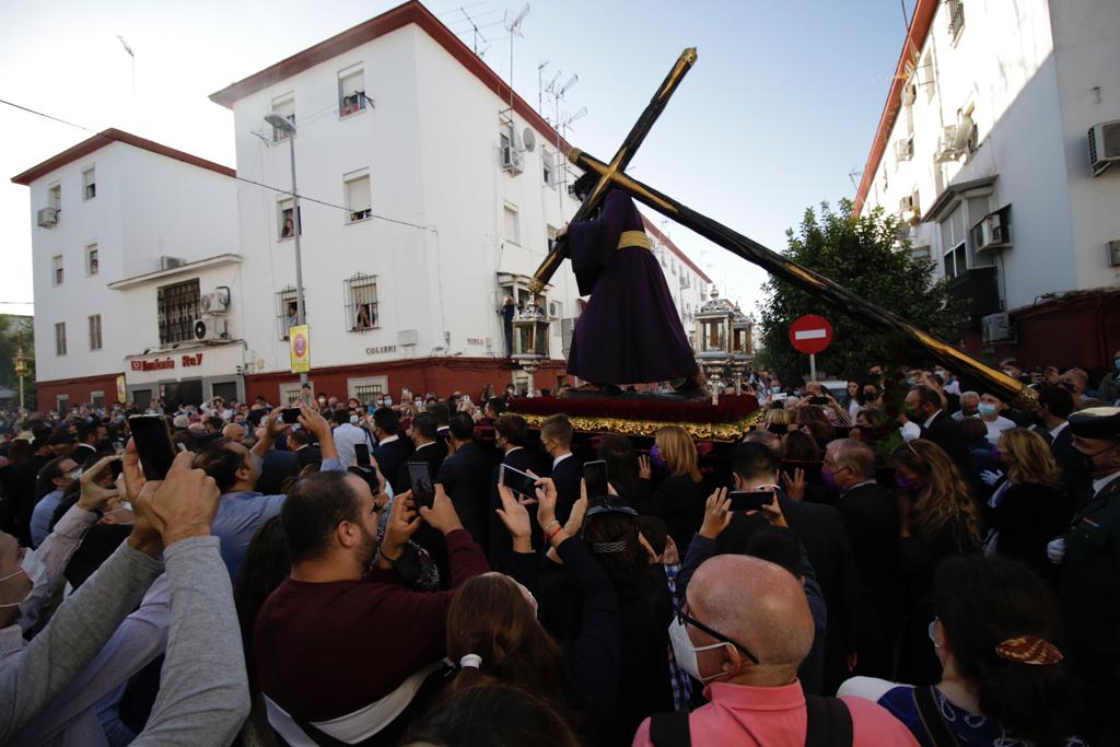 El Señor del Gran Poder recorre las zonas más humildes del barrio de los Pajaritos