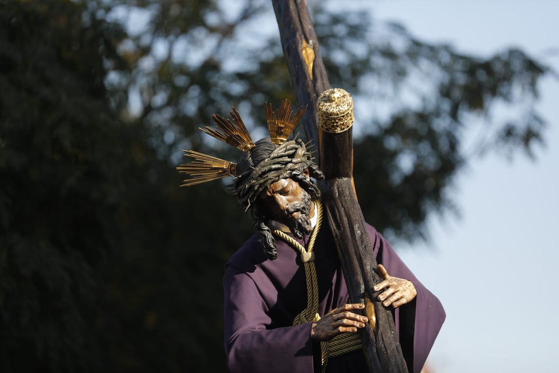 El Señor del Gran Poder recorre las zonas más humildes del barrio de los Pajaritos
