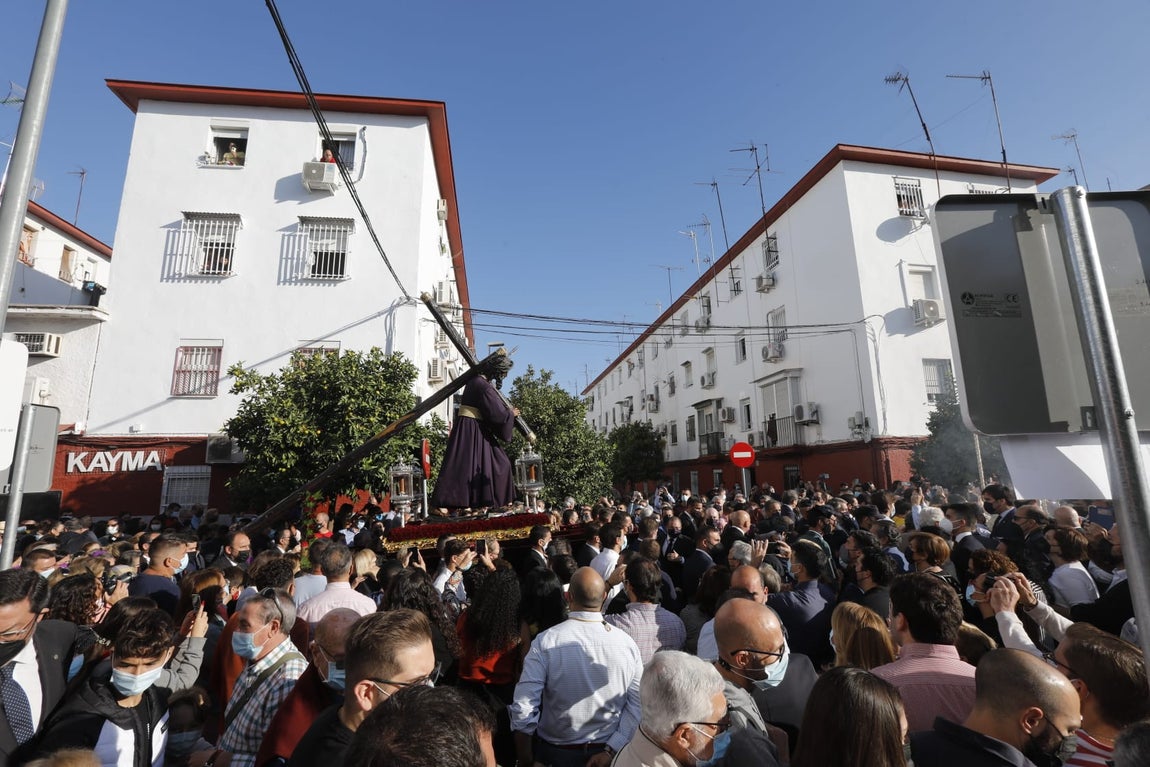 El Señor del Gran Poder recorre las zonas más humildes del barrio de los Pajaritos