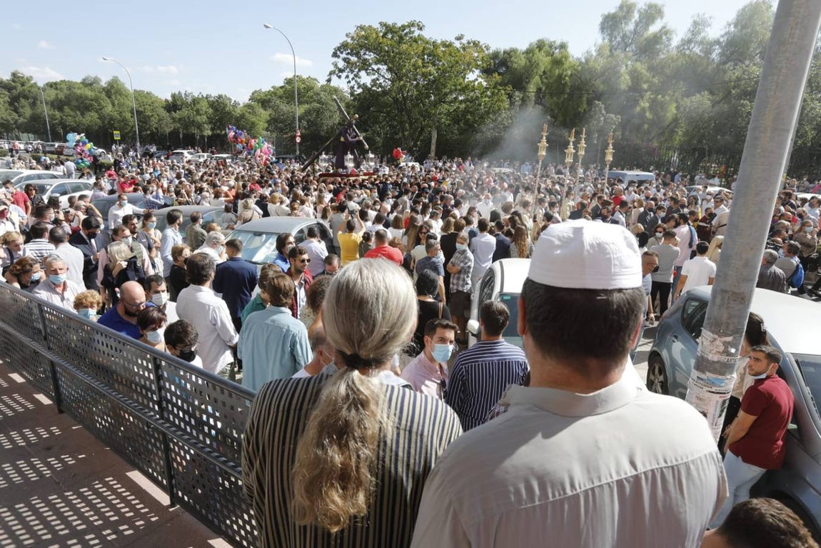 La histórica imagen del Gran Poder frente a la mezquita de Amate