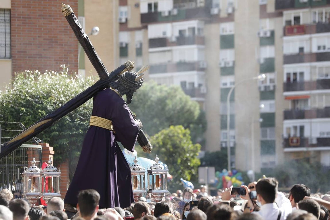 La histórica imagen del Gran Poder frente a la mezquita de Amate