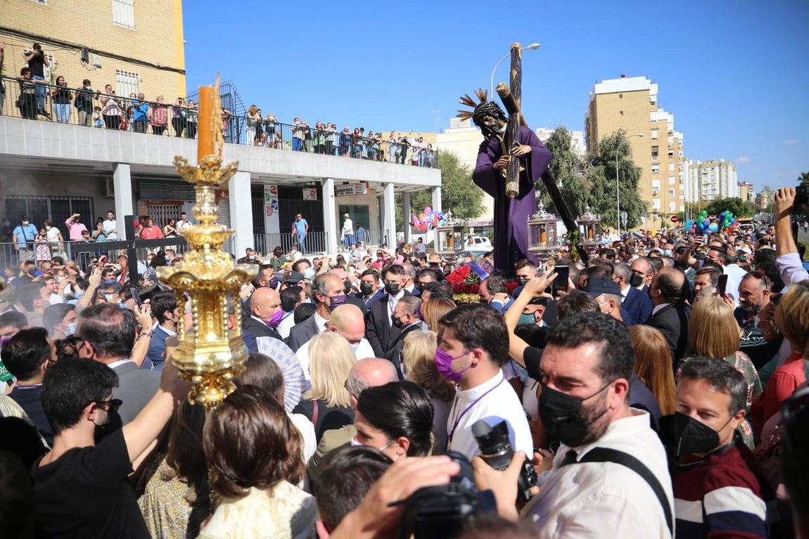 La histórica imagen del Gran Poder frente a la mezquita de Amate