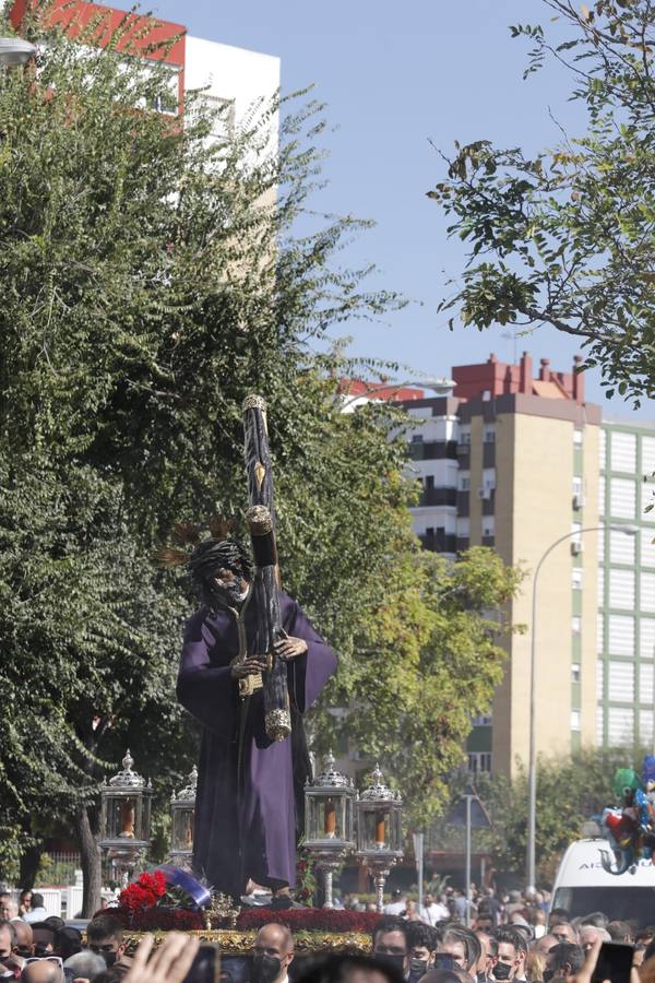 La histórica imagen del Gran Poder frente a la mezquita de Amate