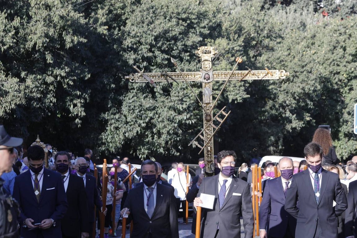 El Señor del Gran Poder saliendo de la parroquia de la Blanca Paloma en los Pajaritos
