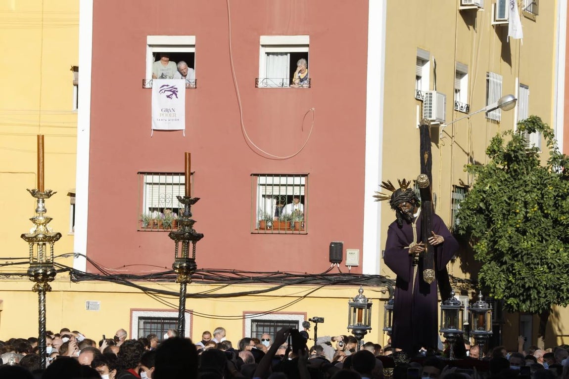 El Señor del Gran Poder saliendo de la parroquia de la Blanca Paloma en los Pajaritos