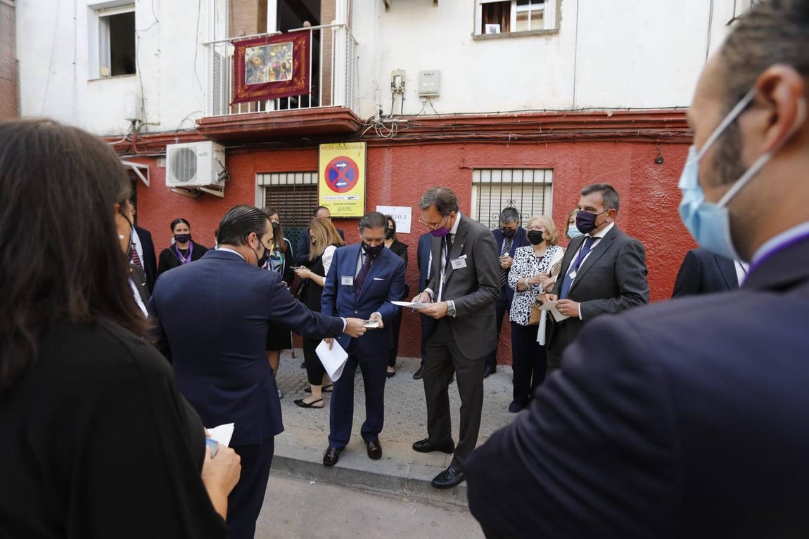El Señor del Gran Poder saliendo de la parroquia de la Blanca Paloma en los Pajaritos