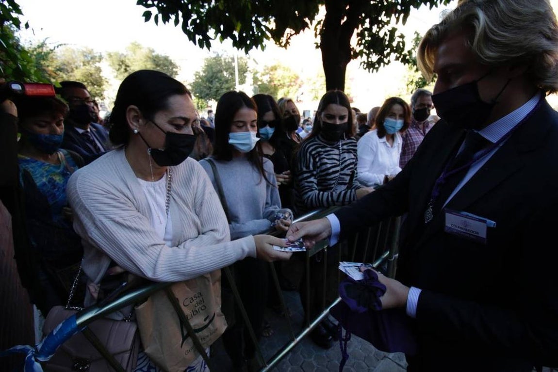 El Señor del Gran Poder saliendo de la parroquia de la Blanca Paloma en los Pajaritos