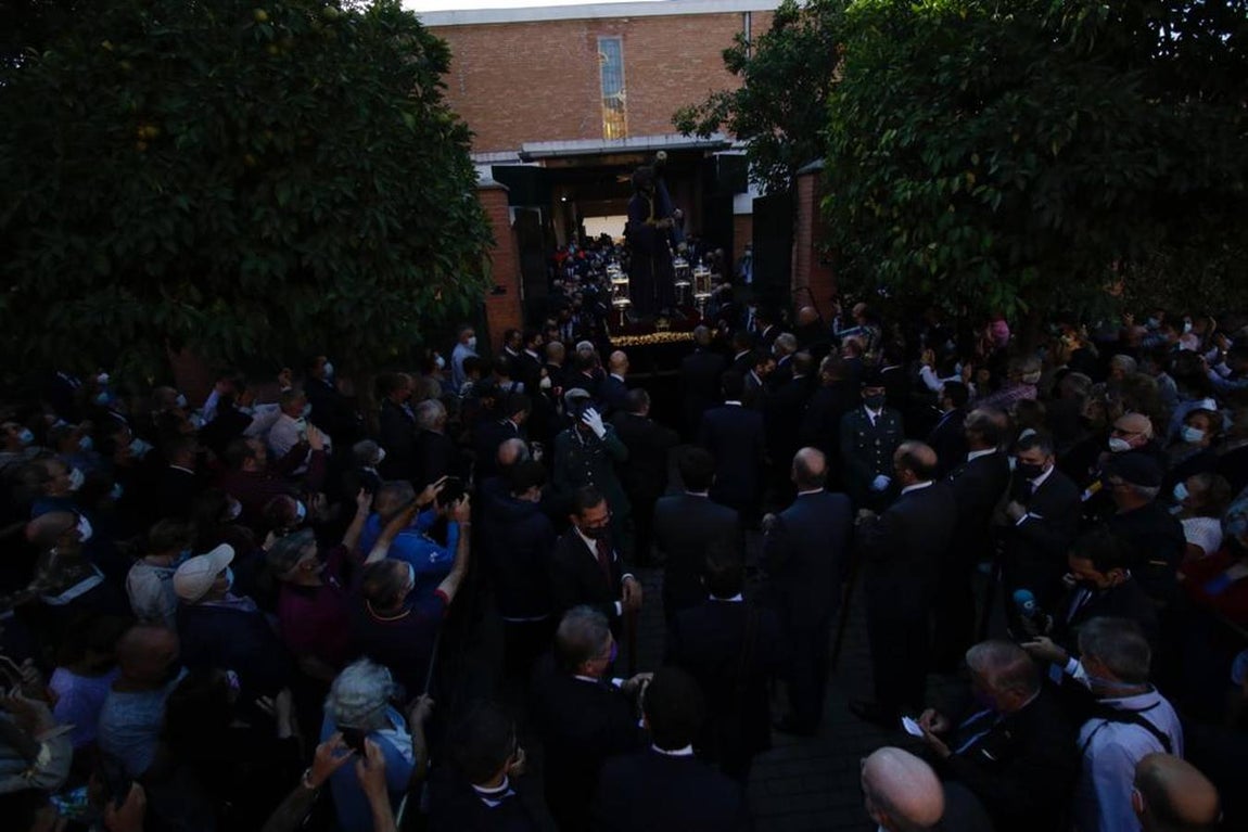 El Señor del Gran Poder saliendo de la parroquia de la Blanca Paloma en los Pajaritos