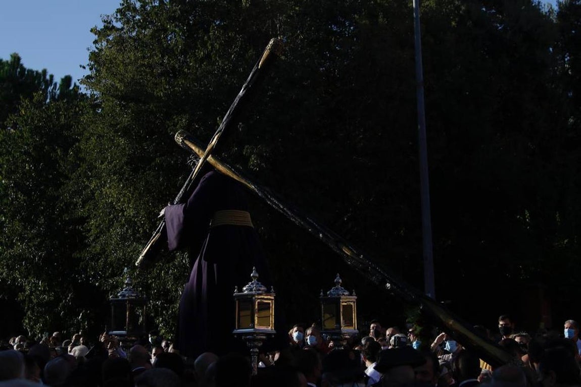 El Señor del Gran Poder saliendo de la parroquia de la Blanca Paloma en los Pajaritos