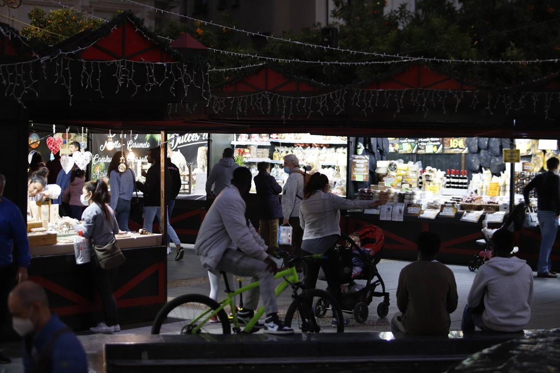 El arranque del mercado navideño de Córdoba en Las Tendillas, en imágenes